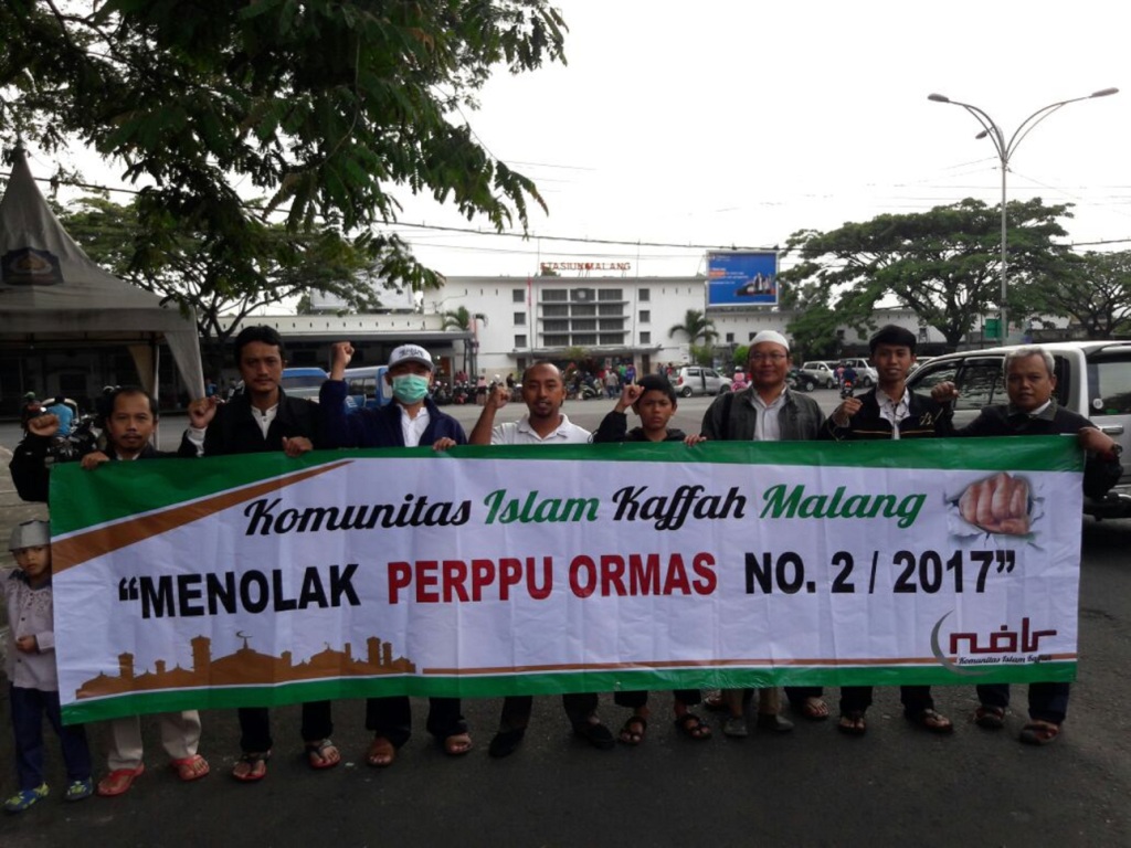  Komunitas Islam Kaffah Kota Malang Bentang Spanduk Tolak Perppu Ormas