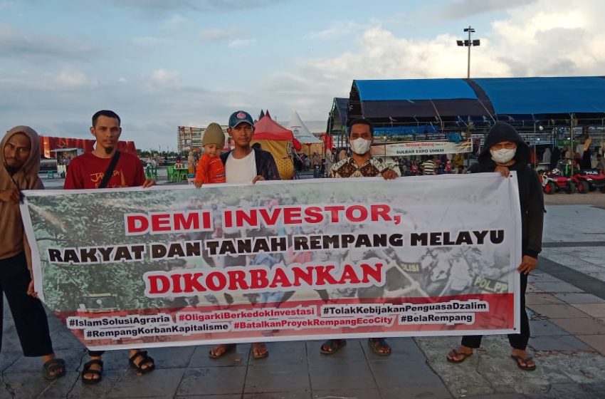  Pemuda Mamuju Bentang Spanduk Bela Rempang