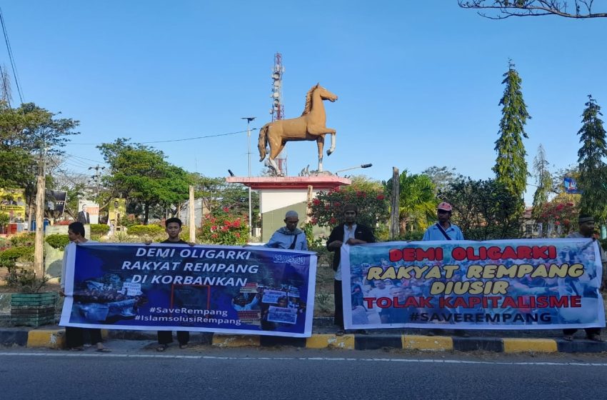  Warga Jeneponto dan Gowa Aksi Bentang Spanduk Bela Rempang
