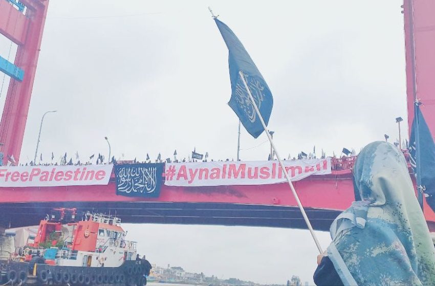  Bentang Spanduk Raksasa di Ampera, Ribuan Muslimin Serukan Pembebasan Palestina